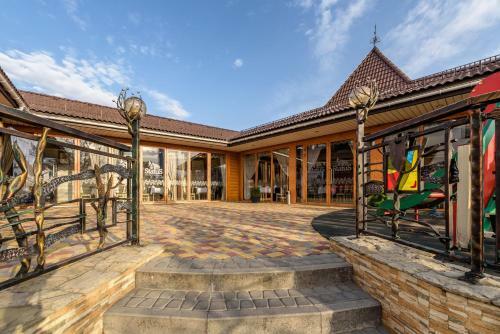 Status Hotel