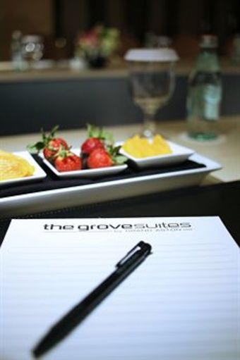 Hotel The Grove Suites