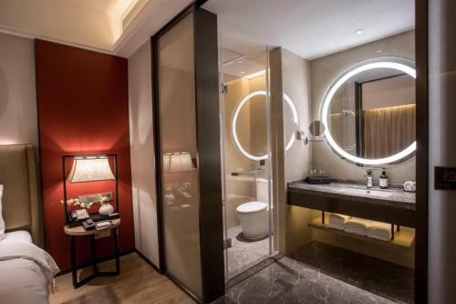 Lucky Holiday Hotel