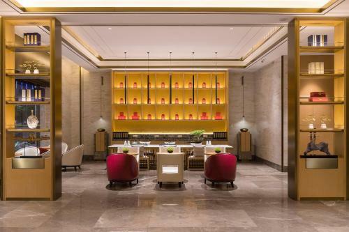 Lucky Holiday Hotel