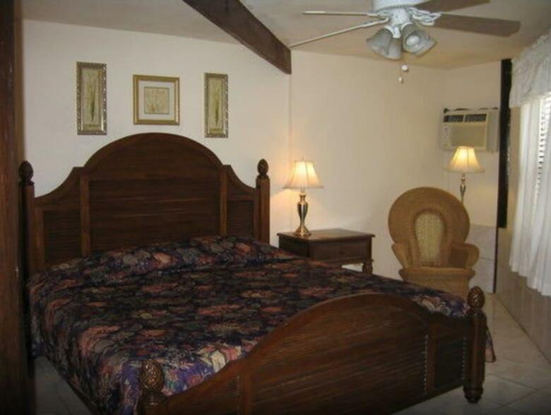 Fosters West Bay Garden View Studio Doble