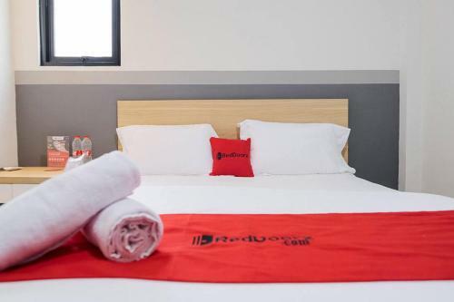 Hotel Reddoorz Plus Near Taman Anggrek Mall