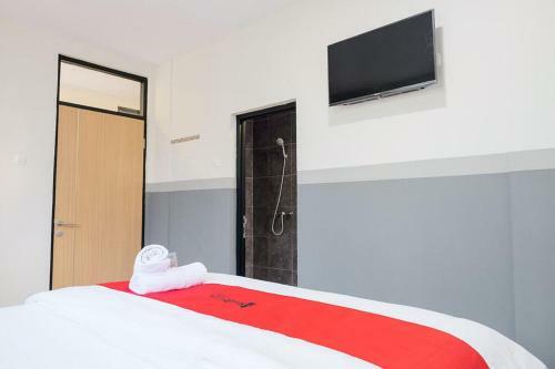 Hotel Reddoorz Plus Near Taman Anggrek Mall