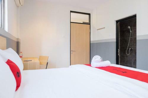 Hotel Reddoorz Plus Near Taman Anggrek Mall