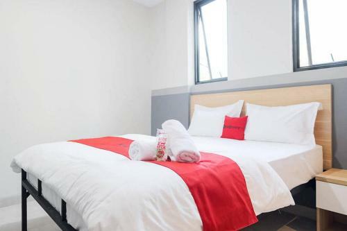 Hotel Reddoorz Plus Near Taman Anggrek Mall