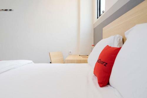 Hotel Reddoorz Plus Near Taman Anggrek Mall