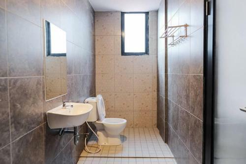 Hotel Reddoorz Plus Near Taman Anggrek Mall