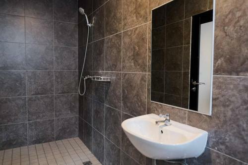 Hotel Reddoorz Plus Near Taman Anggrek Mall