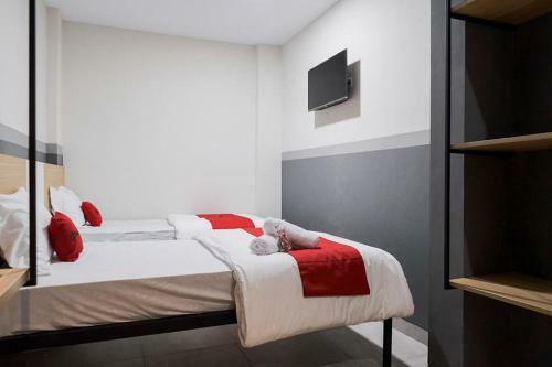Hotel Reddoorz Plus Near Taman Anggrek Mall