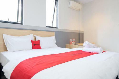 Hotel Reddoorz Plus Near Taman Anggrek Mall