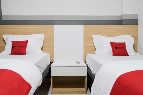 Hotel Reddoorz Plus Near Taman Anggrek Mall