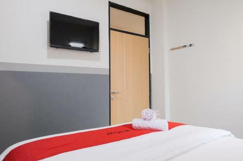 Hotel Reddoorz Plus Near Taman Anggrek Mall