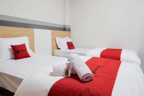 Hotel Reddoorz Plus Near Taman Anggrek Mall