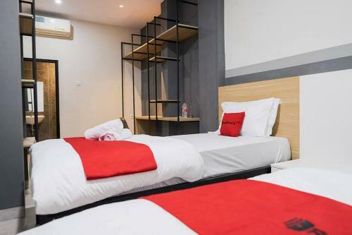 Hotel Reddoorz Plus Near Taman Anggrek Mall