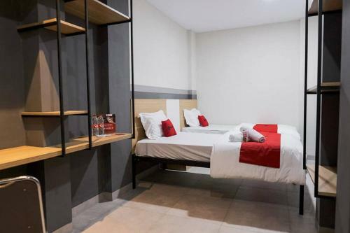 Hotel Reddoorz Plus Near Taman Anggrek Mall