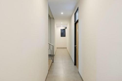 Hotel Reddoorz Plus Near Taman Anggrek Mall