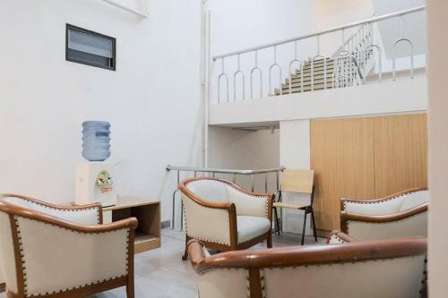 Hotel Reddoorz Plus Near Taman Anggrek Mall