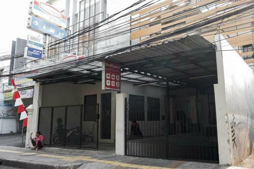 Hotel Reddoorz Plus Near Taman Anggrek Mall