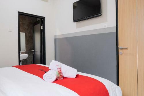 Hotel Reddoorz Plus Near Taman Anggrek Mall