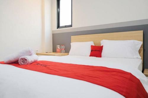 Hotel Reddoorz Plus Near Taman Anggrek Mall