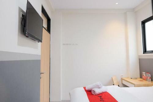 Hotel Reddoorz Plus Near Taman Anggrek Mall