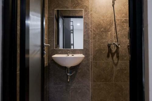 Hotel Reddoorz Plus Near Taman Anggrek Mall