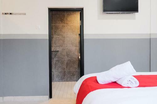 Hotel Reddoorz Plus Near Taman Anggrek Mall