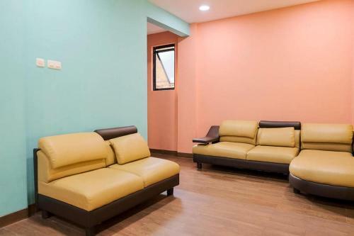 Hotel Reddoorz Plus Near Taman Anggrek Mall