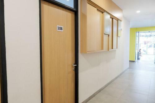 Hotel Reddoorz Plus Near Taman Anggrek Mall