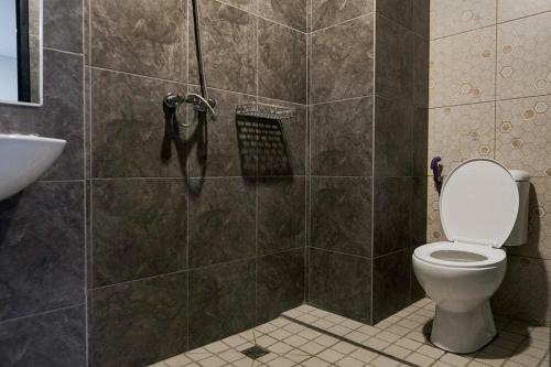 Hotel Reddoorz Plus Near Taman Anggrek Mall
