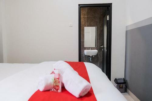 Hotel Reddoorz Plus Near Taman Anggrek Mall