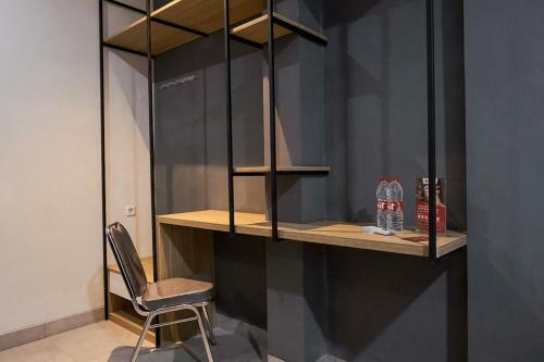 Hotel Reddoorz Plus Near Taman Anggrek Mall