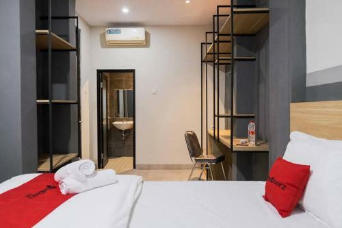 Hotel Reddoorz Plus Near Taman Anggrek Mall