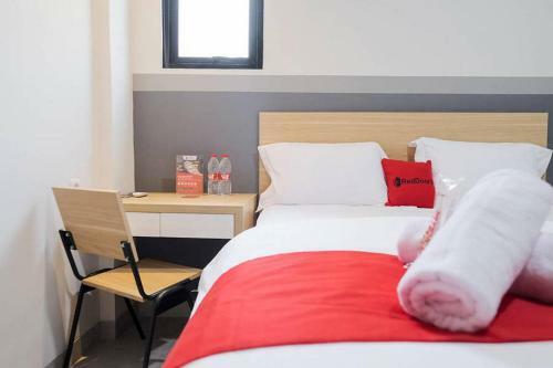 Hotel Reddoorz Plus Near Taman Anggrek Mall