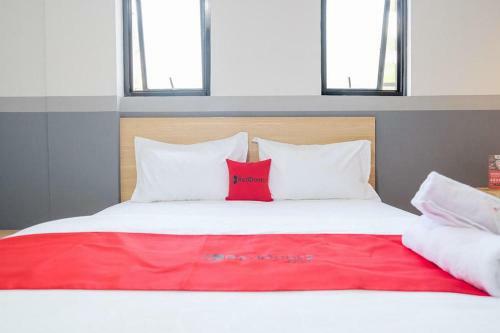 Hotel Reddoorz Plus Near Taman Anggrek Mall