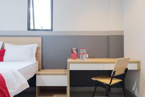 Hotel Reddoorz Plus Near Taman Anggrek Mall