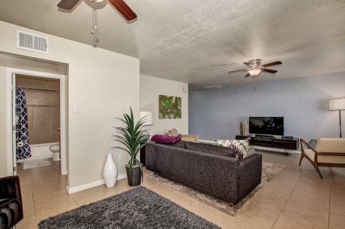 Old Town Scottsdale Home With Backyard Oasis