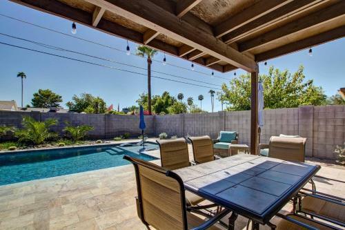 Old Town Scottsdale Home With Backyard Oasis