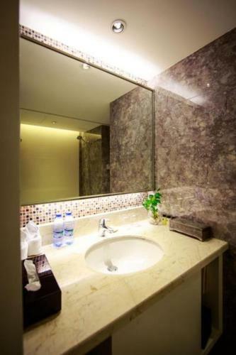Holiday Wuyang Hotel