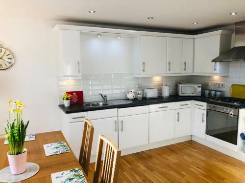 Remarkable 2 Bed Apartment In Edinburgh