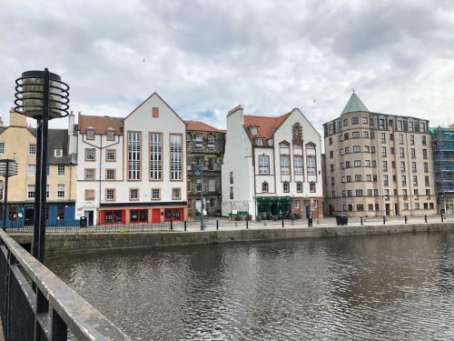 Remarkable 2 Bed Apartment In Edinburgh
