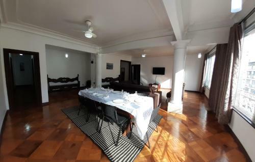 Amplo Apartamento Com Wi-fi Na Praia de Copacabana