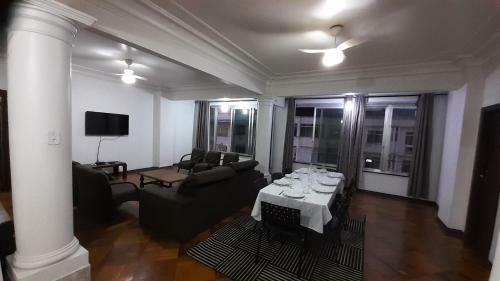 Amplo Apartamento Com Wi-fi Na Praia de Copacabana