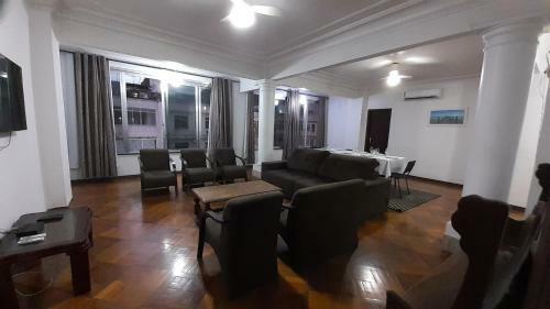Amplo Apartamento Com Wi-fi Na Praia de Copacabana