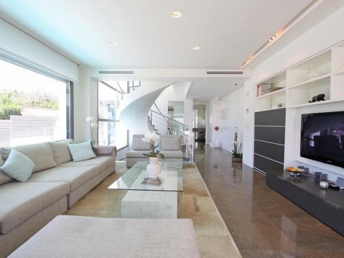 1118 Modern Villa