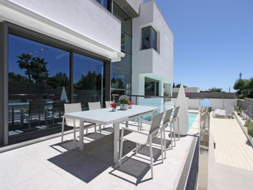 1118 Modern Villa