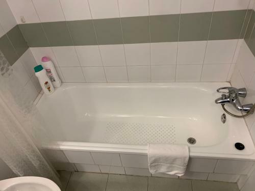 Apartamentos Suites Torr En Caja M�gica - Madrid
