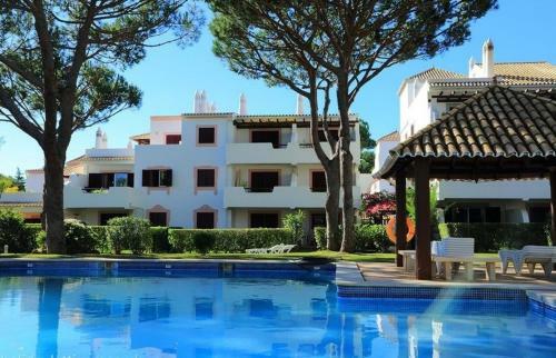 Vilamoura Apartment With Pool