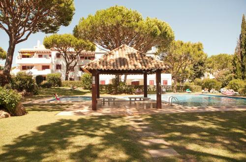 Vilamoura Apartment With Pool