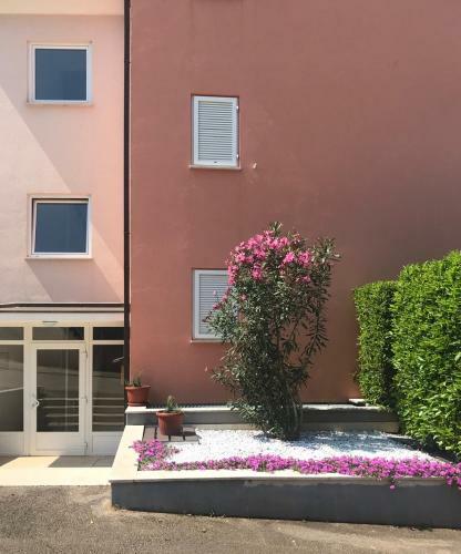 Sea View Apartment Next To A Meadow